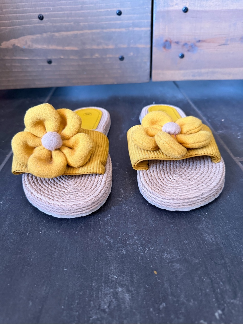 American Vintage Yellow Floral Slide Sandals - Picture 9 of 9